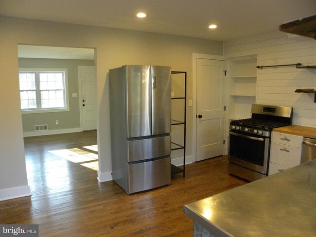 Photo - 609 Ramsey St