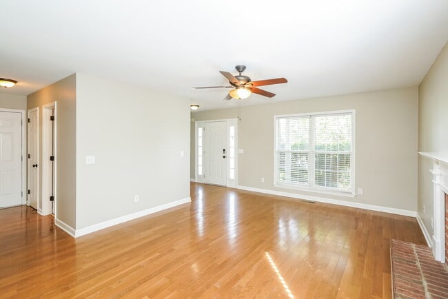 Photo - 2817 Sutherland Dr