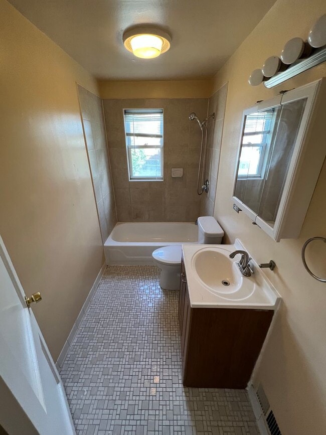 Photo - 3 BDRM 1.5 BTH in Baltimore City Sinclair Ln
