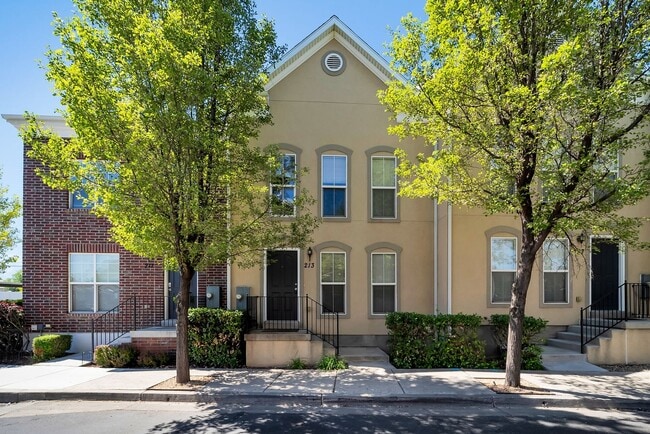 Building Photo - Awesome Townhome in Iverness Square in Murray