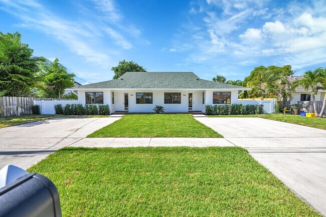 Photo - 498 NE 42nd St