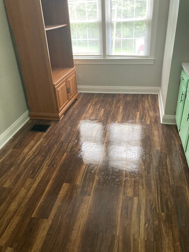 Building Photo - 4705 Bellevue Ave Unit B
