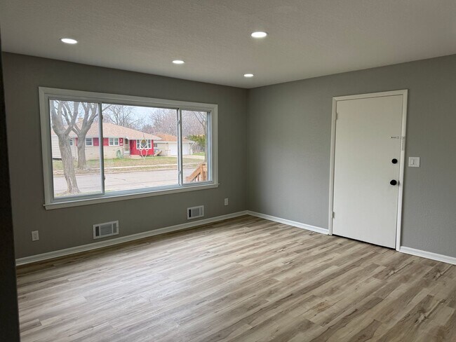 Photo - 8037 West Thurston-Lower Unidad Lower