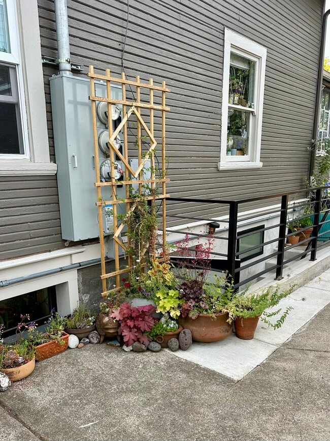 Building Photo - 8933 NE Thompson St Unit Garden studio