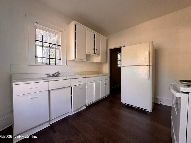 Photo - 3728 Silver St