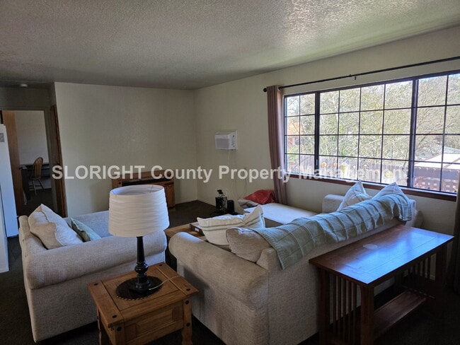 Photo - AVAILABLE MARCH - Charming Home with Private Yard in Atascadero - 2 Bed / 1 Bath Unidad B