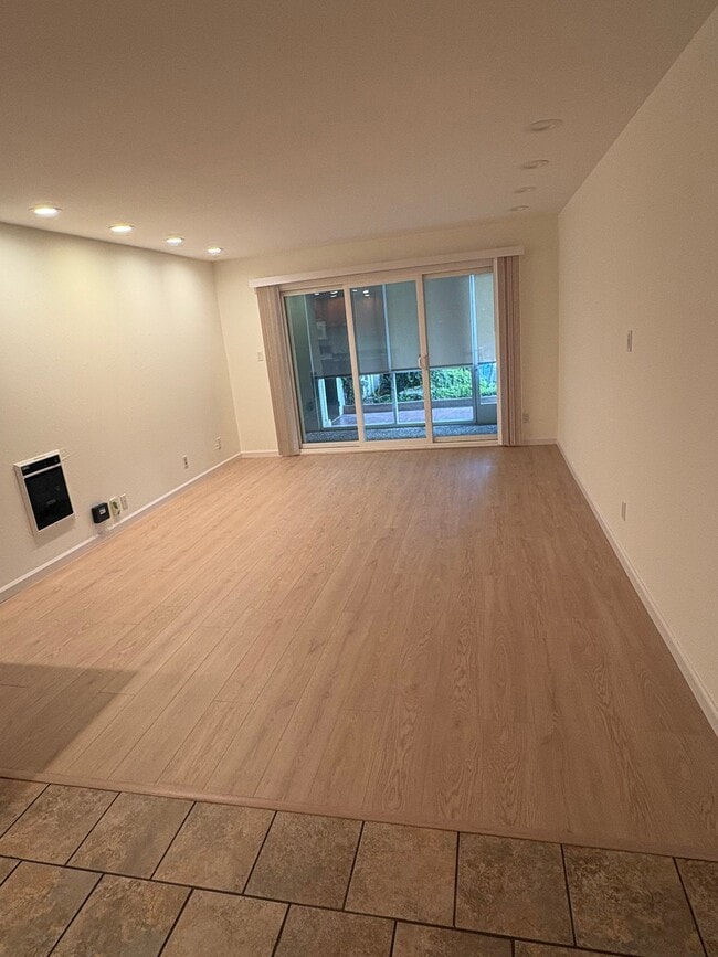 Photo - 3840 Howe St Unidad 106