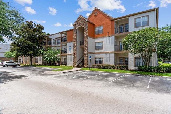 Building Photo - The Monaco at Waterford Lakes Rental