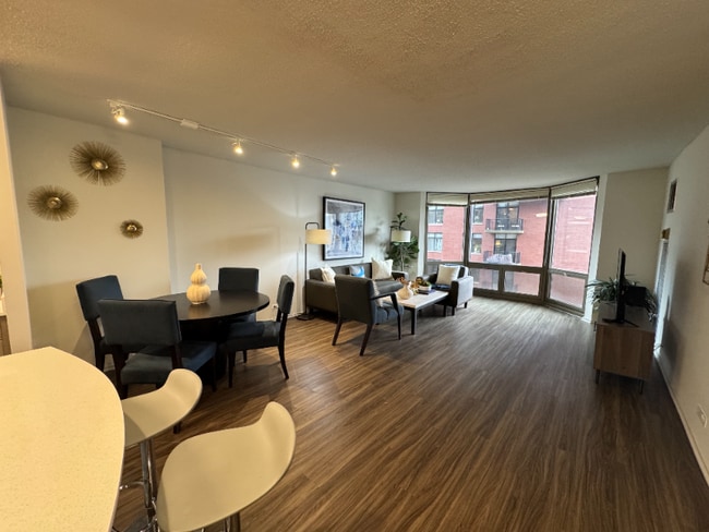 Photo - 1122 N Dearborn St Apartment