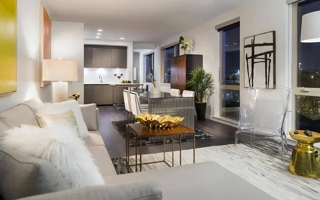 Windows on two walls mean daylight from morning right through to evening.