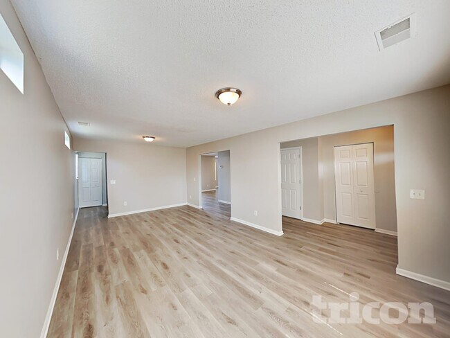 Photo - 204 Fox Grove Cir