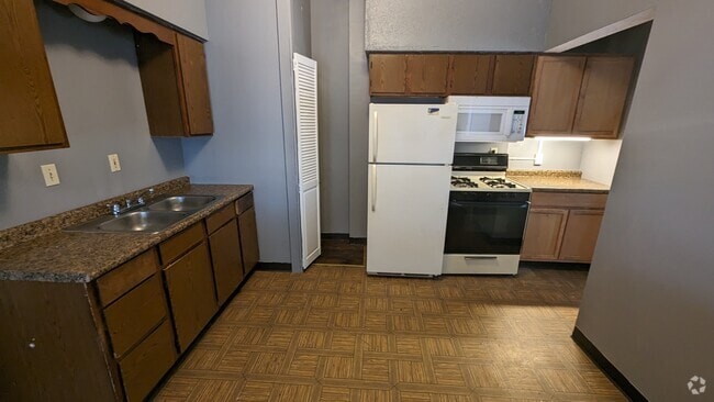 Building Photo - Oak Erie Building Unit 17 Oak 5 Rental