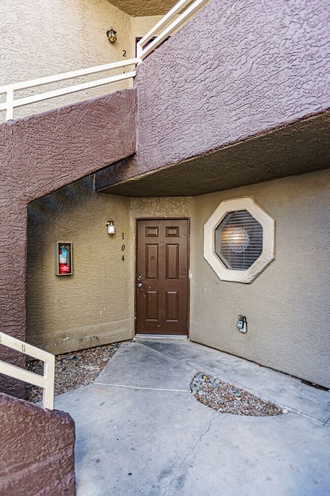 Building Photo - Downstairs Condo with Lots of Upgrades
