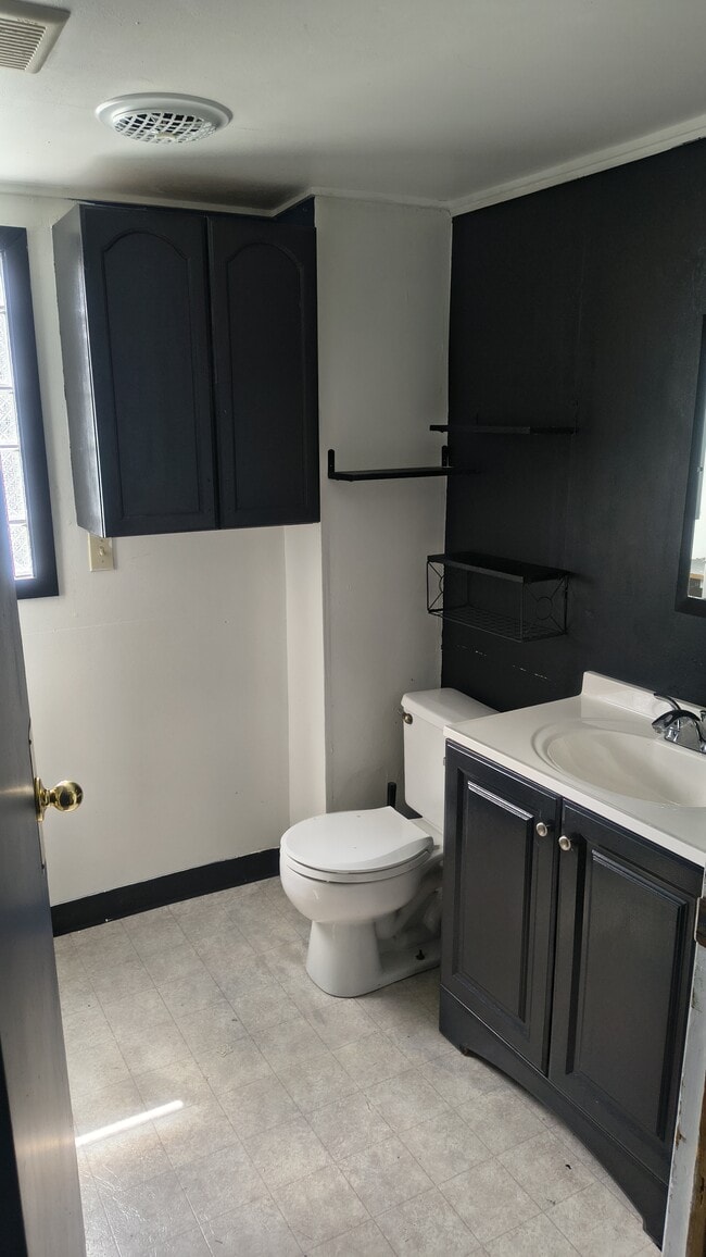 Bathroom - 618 Pinehurst Ct