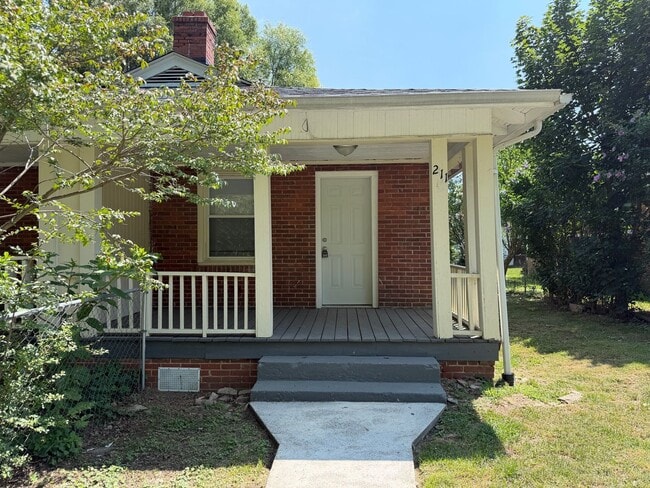 Building Photo - Swannanoa - Newly Renovated Beacon Village Cottage