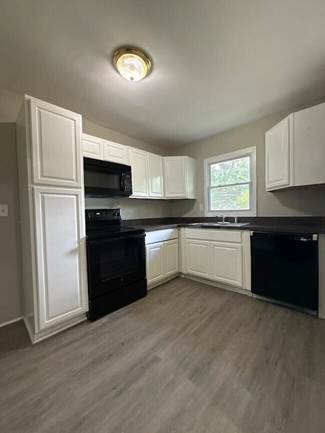 Photo - 3 Bed and 1.5 Bath in Decatur!