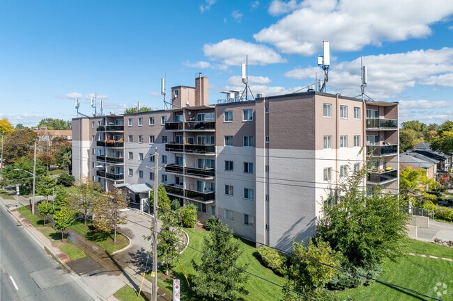 3905 Bathurst Street Apartments