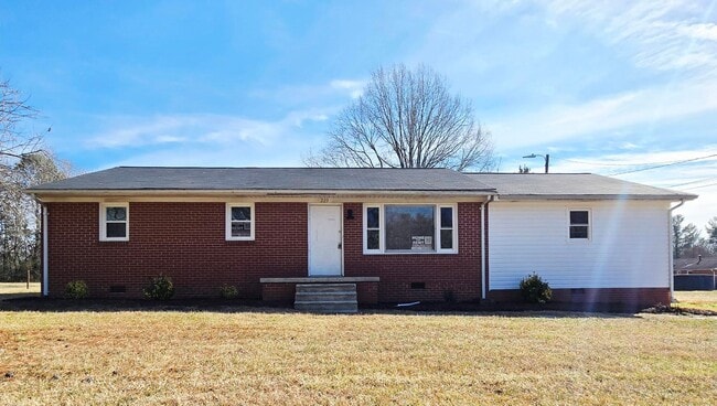 Building Photo - 4 bedroom 2 bathroom house close to downtown Gibsonville!