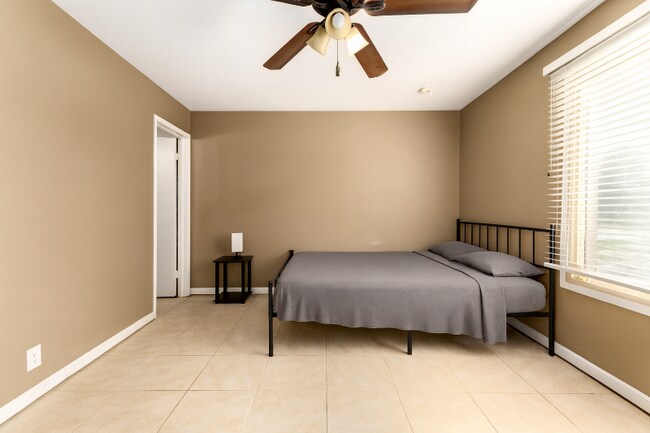 Photo - 2348 W Laurel Ln