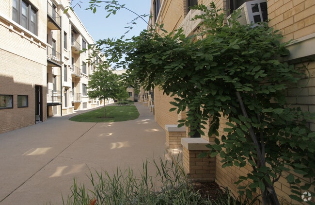 Building Photo - Maple Court