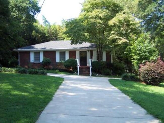 Building Photo - MORE PICTURES TO COME! Brick Ranch on Unfi... Rental