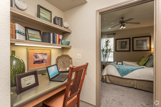 2BR, 2BA - 1100SF