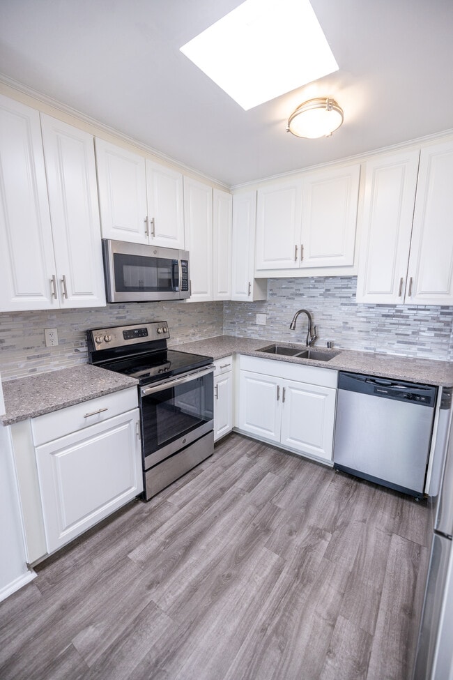 Building Photo - 1737 Glendon Ave Unit 5