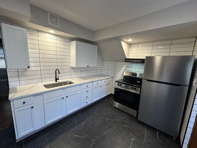 Building Photo - 4253 James Ave N Unit 3