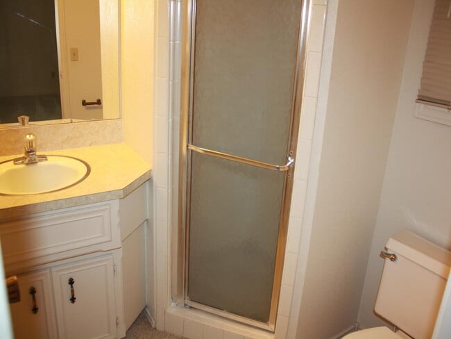 Building Photo - Duplex Conveniently Located Next to the Elementary, Jr. High & Park!