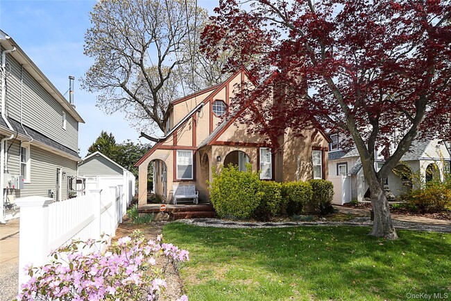 Building Photo - 987 Kings Pkwy