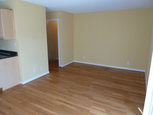 Photo - Large updated 4br 3.5ba duplex w/ parking ...