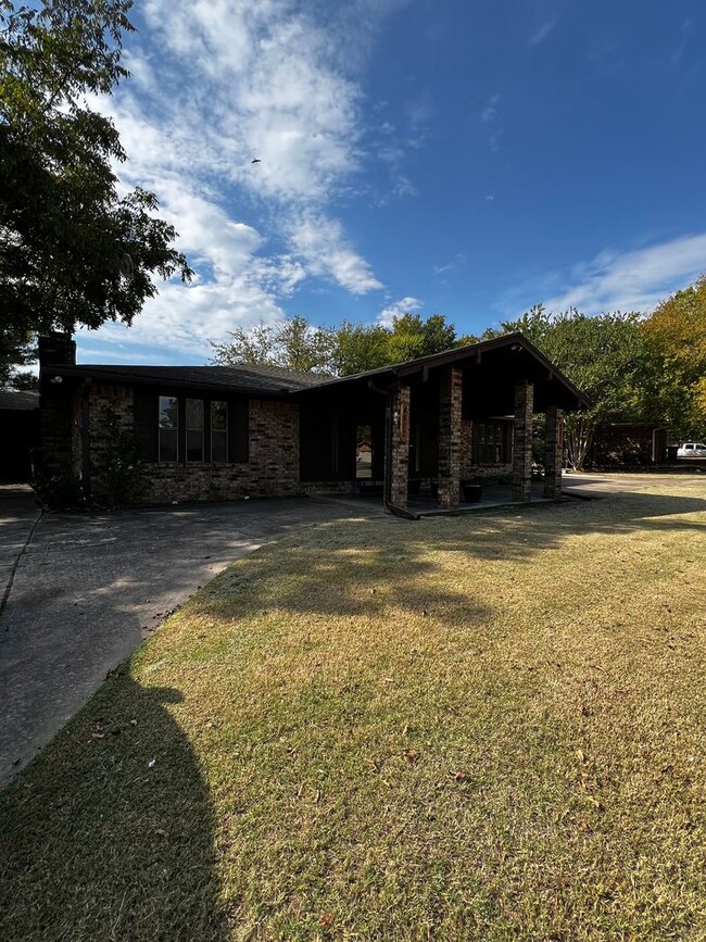 Building Photo - MOVE IN SPECIAL CALL NOW Rental