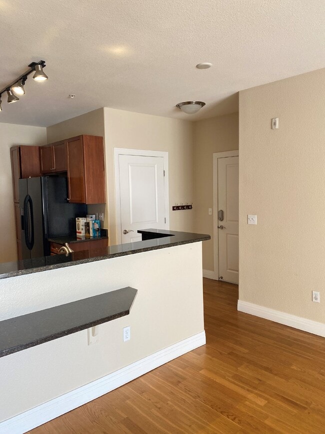 Photo - ****MOVE IN SPECIAL**: Move in before Nove... Unidad #115