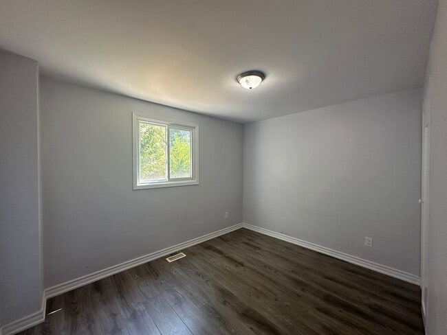 Photo - Adelaide Ave W - Lower Unité 2