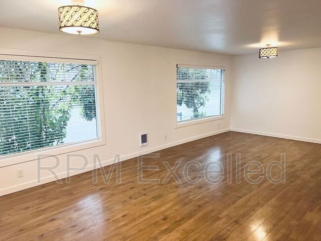 Photo - 1528 Steele Ave