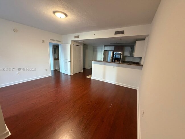 Photo - 170 SE 14th St Unidad 1406