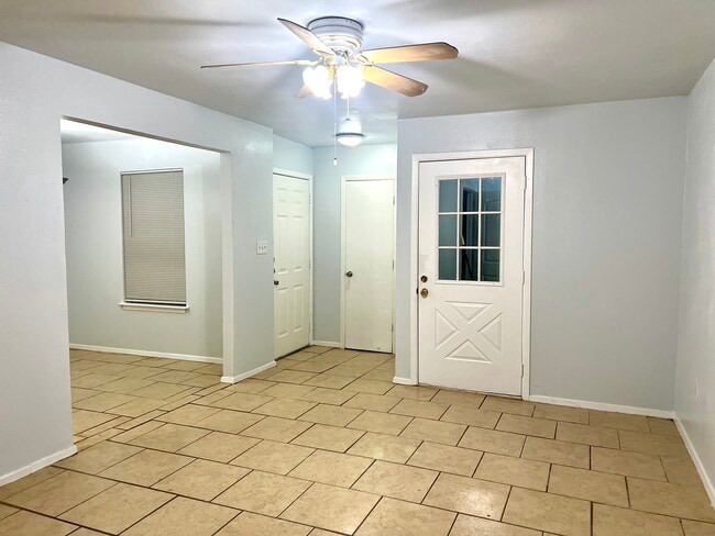 Building Photo - 2112 Tanglewood St Unit 2112