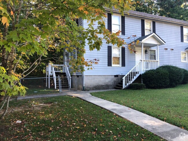 Building Photo - 3 Bedroom/1.5 Bath Duplex Convenient to To... Unit 195 Hammer St. Rental