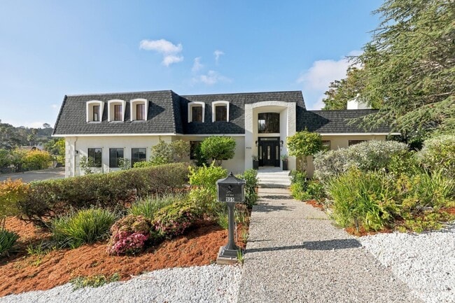 955 Macadamia Dr