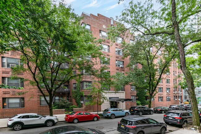 Photo - 225 E 74th St