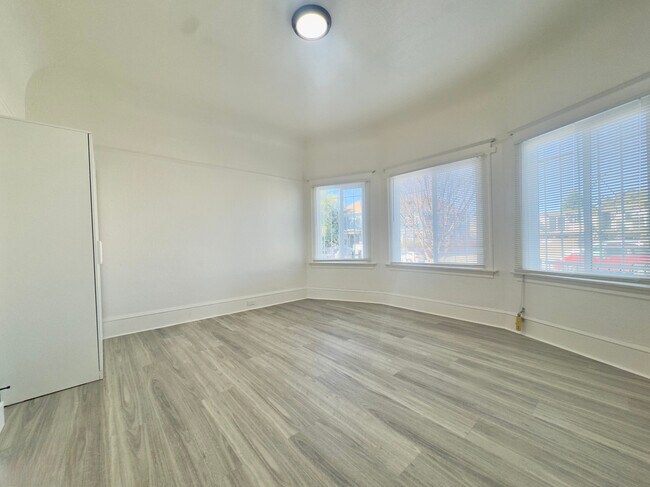 Photo - 3218 West St