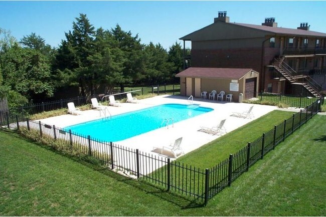 Photo - Crestwood Apartments - 701-740 Crestwood