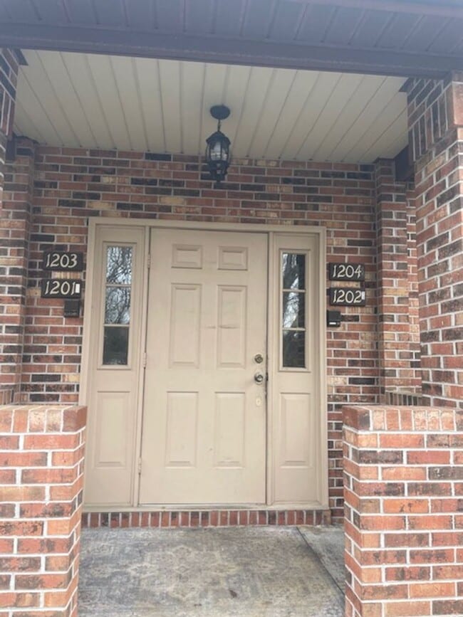 Building Photo - Knoxville 37912 - 2 bedroom 1.5 bath condo - call Howard Grower 865-705-0969