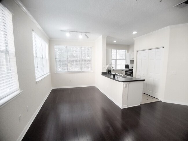 Building Photo - City View Wood Floor Updated Kitchen  2/2 ... Unit 256 Rental