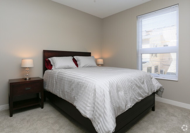 2BR, 2BA - 1027 SF