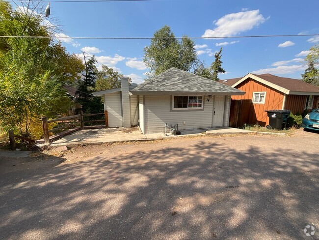 Building Photo - 2 Bedroom Home Available Near Manitou Ave ...