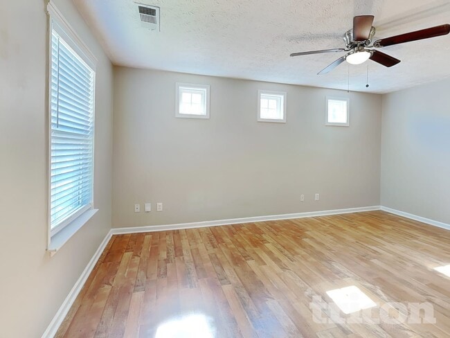 Photo - 250 Oak Grove Way