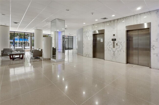 Photo - 20100 W Country Club Dr Unidad 204