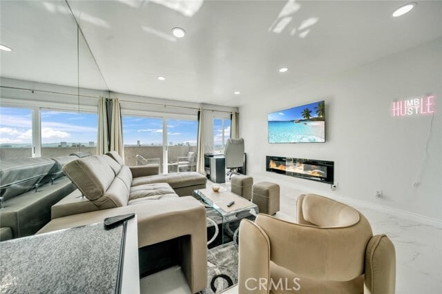 Building Photo - 8400 De Longpre Ave Unit 311