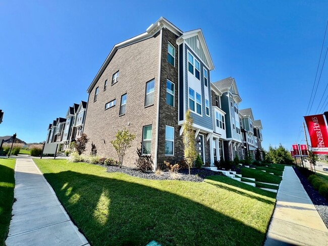 Building Photo - Stunning Executive Townhome Liberty Twp